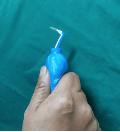 補助パーツを用いることで歯間ブラシのグリップにも　出典：Cureus